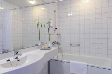 Фото номера Четырехместный номер Отель Original Sokos Hotel Royal Vaasa г. Вааса 5
